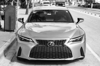 Miami, Florida, ABD - 09 Aralık 2024 Lexus 2022 Sports Scar. Lexus tipi lüks bir spor araba. Lexus 'un arabası dışarıda park halinde. Lexus spor arabası, ön manzara..