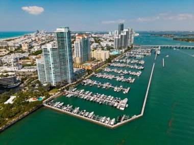 Lüks yat Miami marinasına yanaştı. Miami 'deki kıyı şeridinin havadan görüntüsü. Yelkenli Miamis kıyısı boyunca ilerliyor. Limanın yukarısındaki Miami silueti. Miami 'nin ünlü deniz piyadesi. Yatı olan Marina.