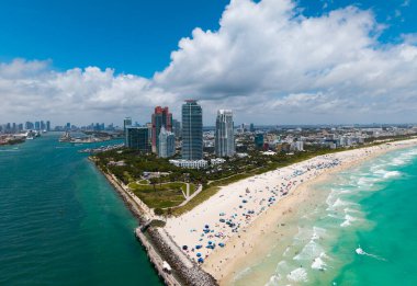 Güney Miami Sahili 'nin en iyi manzarası. Miami Beach 'in gökdelenli gökdelenli manzarası. Yazın Miami Sahili 'nin havadan görünüşü