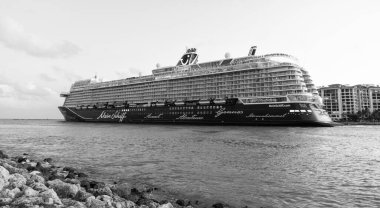 Miami, Florida, ABD - 01 Kasım 2024: Mein Schiff 2 yolcu gemisi yolculuğu. Yaz tatilinde gemi turu. TUI gezileri. Gemi turu ve deniz seyahati. Gemi Miami sahil limanından ayrılıyor..