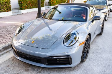 Miami, Florida, ABD - 27 Temmuz 2025: Porsche 911 Carrera 2023 GTS Cabriolet üstü açık araba. Lüks araba Porsche 911 Carrera. Araba Porsche 911 Carrera dışarı park etmiş. Gri üstü açık araba, köşe manzaralı..