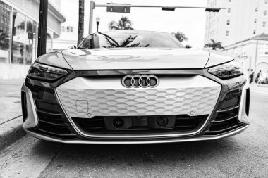 Miami, Florida, ABD - 17 Kasım 2024: Audi e-Tron GT 2022 elektrikli araba. Audi e-Tron GT tipi lüks elektrikli araba. Audi e-Tron 'un arabası dışarıda park edilmiş. Audi e-Tron elektrikli araba, alçak görüş.