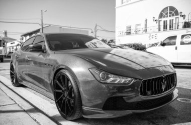 Miami, Florida, ABD - 06 Aralık 2024: Maserati Ghibli 2025 spor yara izi. Maserati Ghibli 'nin lüks spor arabası. Maserati Ghibli 'nin arabası dışarıda park edilmiş. Maserati Ghibli, köşe görünümü.