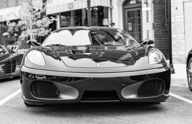 Chicago, Illinois - 29 Eylül 2024: Ferrari 360 Spider siyah rengi. Ferrari 360 caddeye park etmiş. Köşeden bak. Lüks Ferrari 360 Chicago 'da