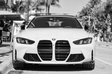 Miami, Florida, ABD - 23 Kasım 2024 BMW M4 spor arabası. BMW M4 tipi lüks bir spor araba. BMW M4 yarışması dışarıda park edilmiş, kopyalama alanı. BMW M4, ön görünüm.
