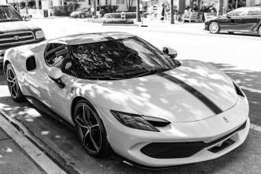 Miami, Florida, ABD - 08 Aralık 2024 Ferrari 296 GTB spor yara izi. Ferrari 296 GTB 'nin lüks spor arabası. Ferrari GTB 'nin arabası dışarıda park edilmiş. Ferrari 296 GTB, köşe görünümü.