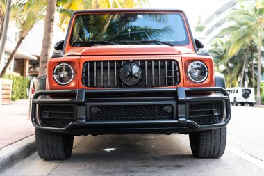 Miami, Florida, ABD - 27 Temmuz 2025 Mercedes Benz AMG 63 2022 SUV veya vagon arabası. SUV Mercedes Benz AMG 63. Mercedes Benz AMG 63 dışarıda park halinde. Turuncu mat araba, ön manzara..