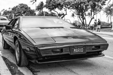 Miami, Florida, ABD - 08 Aralık 2024: Klasik siyah Lotus Esprit spor arabası. Lotus Esprit 'in lüks spor arabası. Lotus Esprit 'in arabası dışarıda park edilmiş. Lotus Esprit aracı, ön manzara..