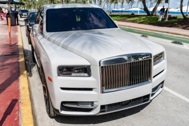 Miami, Florida, ABD - 27 Temmuz 2025 Rolls Royce Cullinan lüks SUV 2022. Lüks SUV Rolls Royce Cullinan. Araba Rolls Royce Cullinan dışarı park etmiş. Beyaz araba, köşe manzaralı.