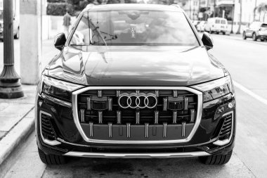 Miami, Florida, ABD - 18 Aralık 2024 Audi Q755 Premium Crossover Car. Audi Q7 tipinde lüks bir araba. Audi Q7 'nin arabası dışarıda park edilmiş. Audi Q7, ön görünüm.