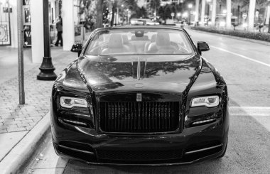 Miami, Florida, ABD - 19 Kasım 2024: 2020 Rolls Royce Dawn üstü açık araba. Lüks siyah Rolls Royce Dawn. Araba Rolls Royce dışarı park etmiş. Rolls Royce, ön manzara..