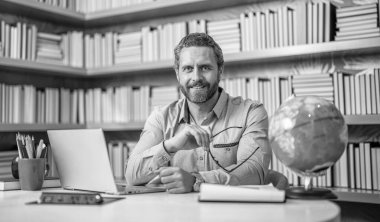 Öğretmen uzaktan eğitim veriyor. uzak özel eğitim. Bilgi ve eğitim. Öğretmen dizüstü bilgisayarda çalışıyor. Öğretmen sanal sınıflarla uzaktan eğitim alıyor. uzaktan eğitim. Bilgi teknolojisi.