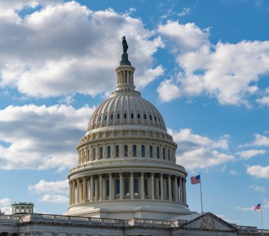 Washington DC dönüm noktası. Washington 'daki Senato ve Meclis. Capitol Kubbesi. Ulusal bayrağın yanındaki tarihi meclis. Yasaların sembolü olarak Capitol kubbesi. Washington anıtı mimarisi.