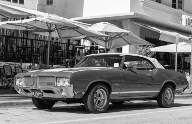 Miami, Florida, ABD - 06 Aralık 2024: Oldsmobile Cutlass Supreme 442 retro car. Oldsmobile Cutlass Supreme 'in eski arabası. Araba Oldsmobile Cutlass dışarı park etmiş. Oldsmobile Cutlass, köşe görünümü.