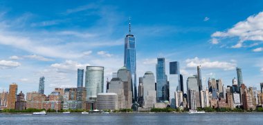 Hudson River, New York 'tan Manhattan manzarası. ABD, New York, Manhattan. Aşağı Manhattan silueti. New York, Birleşik Devletler. Manhattan 'da New York şehrinin silüeti.