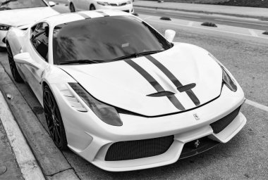 Miami, Florida, ABD - 07 Aralık 2024: 2016 Ferrari 458 Speciale spor arabası. Ferrari Speciale 'in lüks spor arabası. Ferrari Speciale 'in arabası dışarıda park edilmiş. Ferrari 458 Speciale, köşe görünümü.