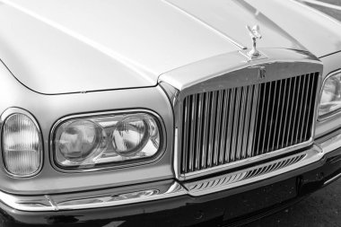 Chicago, Illinois, ABD - 08 Eylül 2024 Rolls Royce Silver Seraph aracı, köşe manzaralı. Retro klasik araba. Rolls Royce Silver Seraph arabası. Rolls Royce Silver Seraph Chicago 'da