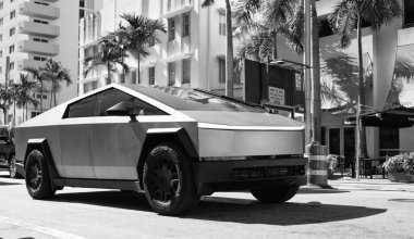 Miami, Florida, ABD - 22 Kasım 2024 Tesla Cybertruck elektrikli kamyonet vagonu. Tesla Cybertruck 'ın elektrikli arabası. Tesla Cybertruck 'ın arabası dışarıda park edilmiş. Tesla Cybertruck, köşe manzaralı..
