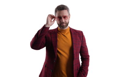 Erkek modası. Gündelik moda bakışı. Beyazda izole edilmiş modaya uygun adam modeli. Güneş gözlüklü ve ceketli İspanyol adam. Olgun ve şık. Adam modaya uygun erkek giyer. Modern modayı belirleyen.