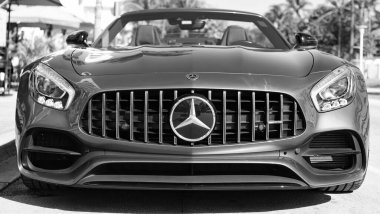 Miami, Florida, ABD - 11 Aralık 2024 Mercedes Benz AMG GT V8 biturbo tipi lüks araba. Mercedes Benz 'in arabası dışarıda park edilmiş. Mercedes Benz, ön manzara. Mercedes Benz AMG GT üstü açık araba..