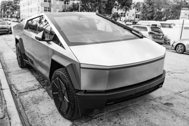 Miami, Florida, ABD - 12 Aralık 2024 Tesla Cybertruck elektrikli kamyonet vagonu. Tesla Cybertruck 'ın elektrikli arabası. Tesla Cybertruck 'ın arabası dışarıda park edilmiş. Tesla Cybertruck, köşe manzaralı..