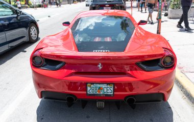 Miami, Florida, ABD - 27 Temmuz 2025: Kırmızı araba, köşe manzaralı. Ferrari 488 Spider 2017 üstü açık araba. Üstü açık araba Ferrari 488 Spider. Araba Ferrari 488 Spider dışarı park etmiş..