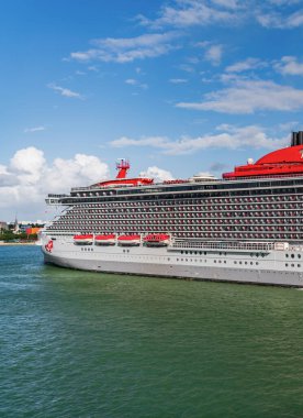 Miami, Florida, ABD - 3 Kasım 2024: Virgin Voyages and Bain Capital. Gemi turu. Lüks ve pahalı. Seyahat acentası turu. Cesur bayan yolcu gemisi yolculuğu. Gemi gezisi yaz tatili.