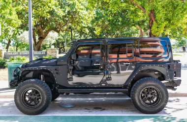 Miami, Florida, ABD - 27 Temmuz 2025: Sınırsız Jeep Wrangler 2017 SUV arabası. Kamyonet kamyonu Jeep Wrangler. Araba Jeep Wrangler dışarıda park etmiş. Siyah kamyonet, yan görüş..