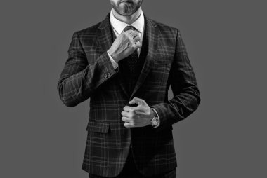 Gri, kırpık manzarada izole edilmiş şık takım elbiseli erkekler için resmi erkek giyim konsepti..