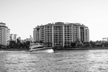 Sürat teknesi Fisher Adası, Miami 'den geçiyor. Miami mimarisi, Florida. Fisher Adası 'nda lüks bir yat teknesi. Yaz tatili. Seyahat güzergahı. Fisher Adası konut binası ve lüks yat teknesi.