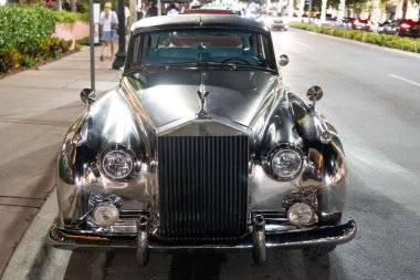 Miami, Florida, ABD - 26 Ocak 2025: lüks eski araba Rolls Royce Silver Cloud. Araba Rolls Royce Silver Cloud park etmiş. Gümüş araba, ön manzara. Rolls Royce Gümüş Bulut retro arabası.
