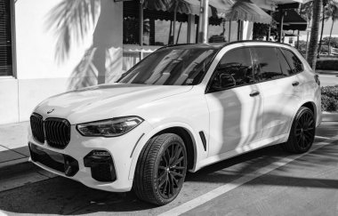 Miami, Florida, ABD - 11 Aralık 2024: BMW X5 2025 geçiş aracı. BMW X5 tipi lüks bir çapraz araba. BMW X5 'in arabası dışarıda park edilmiş. BMW X5 sarı renk, köşe görünümü.