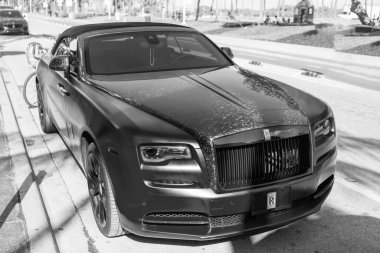 Miami, Florida, ABD - 17 Aralık 2024 Rolls Royce Wraith modelinin lüks kırmızı arabası. Rolls Royce 'un arabası dışarıda park edilmiş. Rolls Royce Wraith, görüş açısı. Rolls Royce Wraith 2014 arabası.