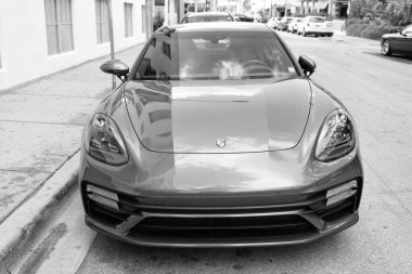 Miami, Florida, ABD - 20 Aralık 2024: Porsche Panamera 2019 Gran Turismo spor fastback otomobil. Porsche Panamera 'nın lüks arabası. Porsche Panamera 'nın arabası dışarıda park edilmiş. Porsche Panamera, ön manzara..