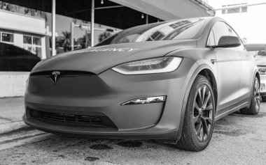 Miami, Florida, ABD - 06 Aralık 2024: Tesla X elektrikli geçiş aracı. Tesla X tipi elektrikli araba. Tesla X 'in arabası dışarıda park edilmiş. Elektrik Tesla X, köşe görünümü.