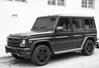 Miami, Florida, ABD - 16 Aralık 2024: siyah Mercedes Benz G 2018 SUV pikap. Mercedes Benz G tipi bir SUV kamyonet. Mercedes Benz 'in arabası dışarıda park edilmiş. Mercedes Benz G, köşe görünümü.