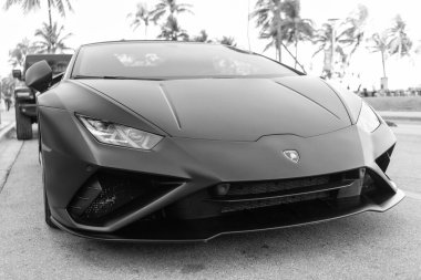 Miami, Florida, ABD - 19 Aralık 2024 Lamborghini Huracan EVO üstü açık spor araba. Lamborghini Huracan EVO 'nun spor arabası. Lamborghini Huracan 'ın siyah arabası..