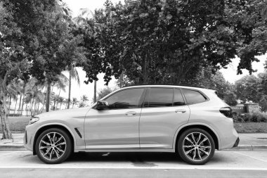 Miami, Florida, ABD - 12 Aralık 2024 Gri BMW X3 M40i çapraz arabası. BMW X3 M40i tipi lüks bir araba. BMW X3 'ün arabası dışarıda park edilmiş. BMW X3, yan görünüm.