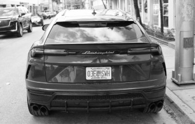 Miami, Florida, ABD - 15 Aralık 2024: kırmızı Lamborghini Urus 2022 çapraz otomobil. Lamborghini Urus tipi lüks bir arazi aracı. Lamborghini Urus 'un arabası dışarıda park edilmiş. Lamborghini Urus, arka plan.