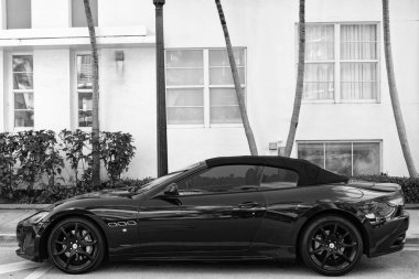 Miami, Florida, ABD - 11 Aralık 2024: 2014 Maserati Gran Turismo üstü açık arabası. Maserati Gran Turismo tipi lüks bir araba. Maserati 'nin arabası dışarıda park edilmiş. Maserati, yan görüş..