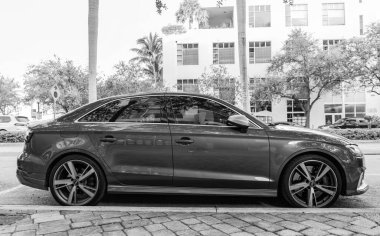 Miami, Florida, ABD - 05 Aralık 2024 Audi RS3 Sport Hatchback otomobili. Audi RS3 'ün lüks arabası. Audi RS3 'ün arabası dışarıda park edilmiş. Audi RS3 mavi renk, kenar görünüm.
