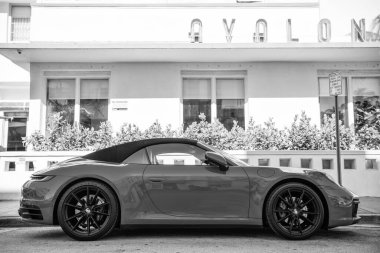 Miami, Florida, ABD - 06 Aralık 2024 Porsche 911 Carrera üstü açık spor yara izi. Üstü açık Porsche Carrera. Porsche Carrera 'nın arabası dışarıda park edilmiş. Porsche Carrera spor arabası, yan görüş.