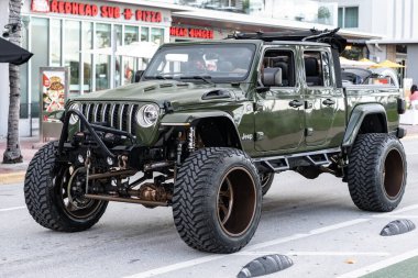 Miami, Florida, ABD - 27 Temmuz 2025: SoFlo Gümrük İdaresi tarafından özelleştirilen Jeep Gladyatör pikap kamyonu. Kamyonet kamyonu jip gladyatörü. Araba Jeep Gladyatörü yolda. Kamyonet, köşe manzaralı..
