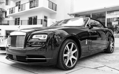 Miami, Florida, ABD - 16 Kasım 2024: Rolls Royce Dawn 2017 üstü açık araba. Rolls Royce Dawn modelinin üstü açık siyah arabası. Rolls Royce 'un arabası dışarıda park edilmiş. Rolls Royce, köşe manzaralı..