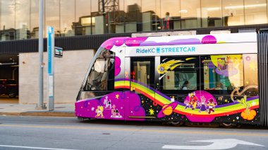 Kansas City, Missouri, ABD - 07 Ağustos 2025: toplu taşıma. Tramvayı olan bir sokak. Elektrikli tramvay nakliyesi. Şehir tramvayı. Şehir caddesinde tramvay var. Toplu taşımacılık ile kentsel cadde.