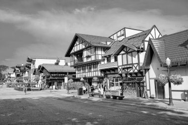 Leavenworth, Washington, ABD - 22 Temmuz 2024: Bavyera 'da Leavenworth, Washington' da kaldırım kafesi olan bir köy. Eski kasabadaki resim gibi Bavyera binası. Bavyera köyü. Ana Cadde.