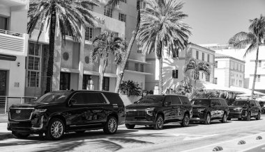 Miami, Florida, ABD - 06 Aralık 2024: Cadillac Escalade 2022 SUV otomobil. Cadillac Escalade 'in lüks SUV arabası binada. Cadillac Escalade 'in arabası dışarıda park edilmiş. Cadillac Escalade, yan görünüm.