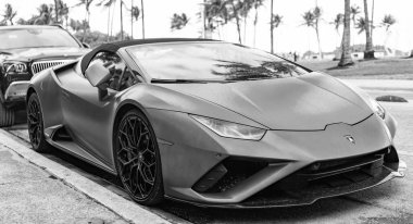 Miami, Florida, ABD - 16 Aralık 2024 Lamborghini Huracan üstü açılabilir spor araba. Lamborghini Huracan EVO 'nun spor arabası. Lamborghini Huracan 'ın Matt Blue arabası. Açık hava, köşe manzaralı..