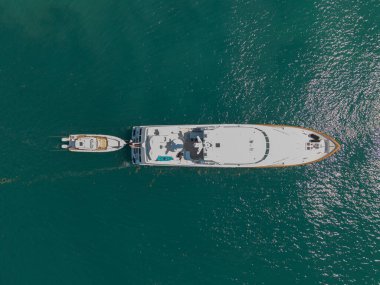 Deniz botu yat limanına gider. Yat ve yat limanı. Yat teknesi kalkıyor. Deniz manzaralı lüks bir motorlu tekne. Yaz tatili. Tekne gezisi. Lüks bir yaşam tarzı ve seyahat. Zarif kap.