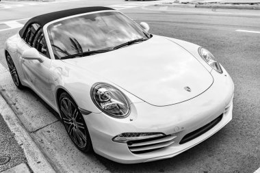 Miami, Florida, ABD - 17 Kasım 2024: 2015 Porsche 911 Carrera S arabası. Porsche Carrera S tipi lüks bir araba. Porsche Carrera 'nın arabası dışarıda park edilmiş. Porsche 911 Carrera, görüş açısı.